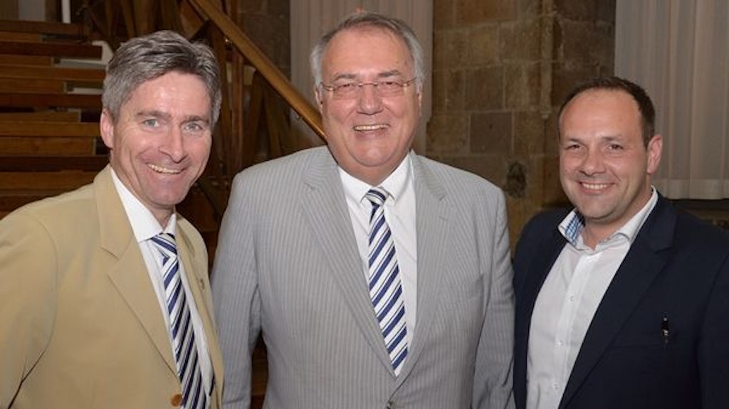 Peter Griesemann (M.) 2014 nach seiner Wahl zum Präsidenten des Karnevalsvereins Blaue Funken.