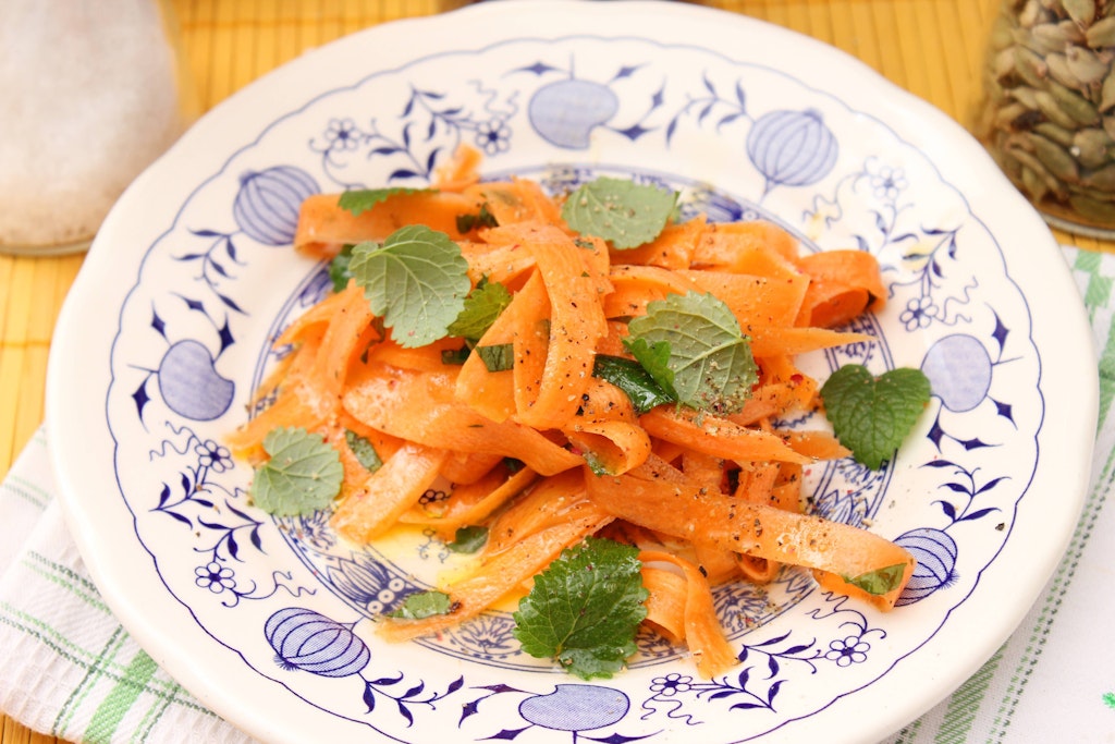 Der leckere Möhrensalat kann auch beliebig verfeinert werden. Probieren Sie das Rezept mal aus!