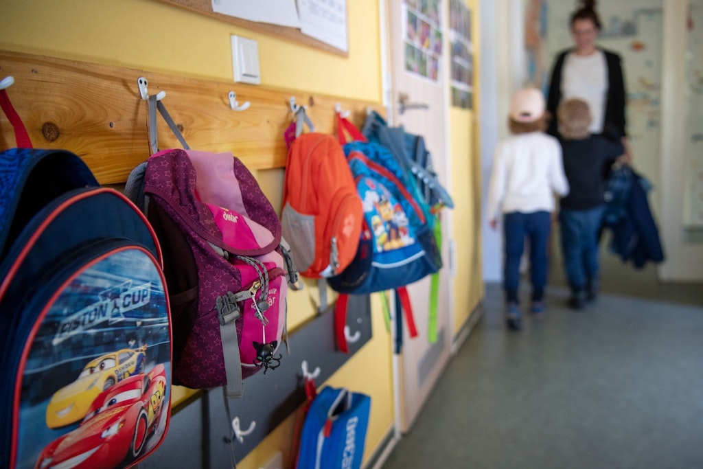 Eine Mutter holt ihre beiden Kinder aus der Kita ab. Viele Einrichtungen haben jetzt Schwierigkeiten, die gestiegenden Energiepreise zu bezahlen.