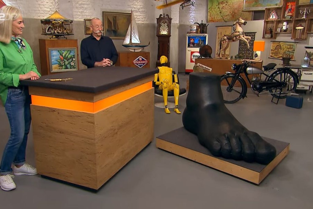 Ein Fuß, schön groß und schwarz: Horst ist skeptisch, was das soll.