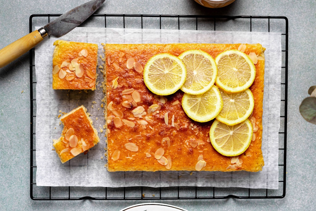 Der Kuchen vom Blech schmeckt einfach herrlich - und der Geschmack der Zitronen bringt den Sommer zurück.