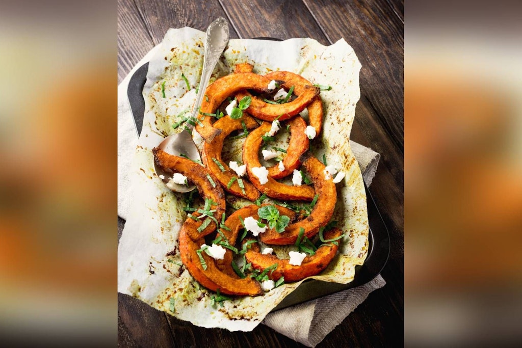 Leckerer Kürbis mit Feta aus dem Backofen.
