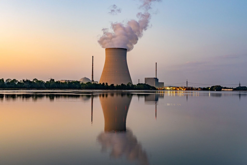 Wasserdampf steigt aus dem Kühlturm des Atomkraftwerks Isar 2 in Essenbach.