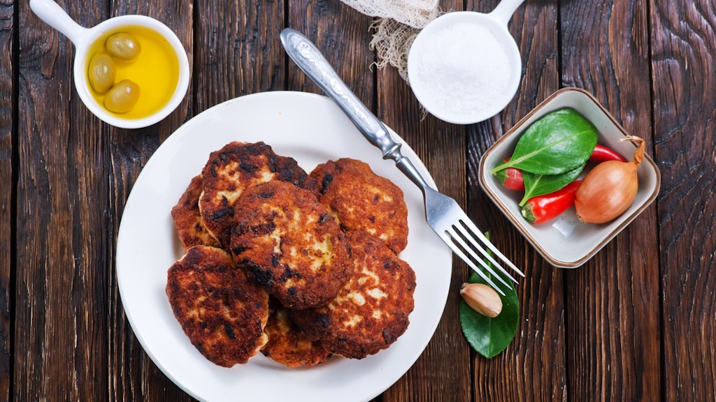 Die leckeren Haferflocken-Schnitzel kann man mit Gewürzen seiner Wahl aufpeppen, zum Beispiel mit Chili.