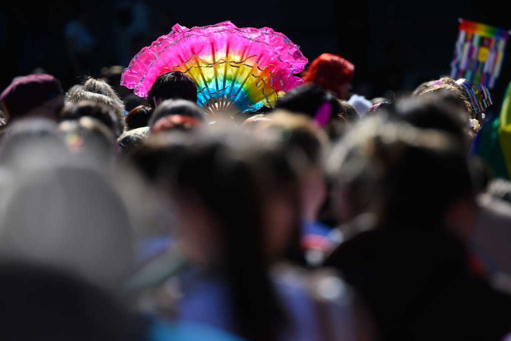 Teilnehmer des Christopher Street Day (CSD) in Dresden laufen am Terrassenufer entlang.