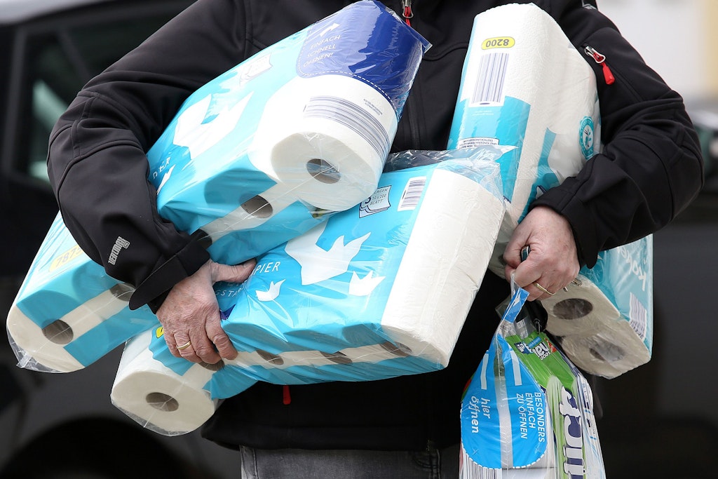 Es geht wieder los mit dem Hamstern: Ein Mann trägt eingekauftes Toilettenpapier und Küchenrollen aus einem Supermarkt.