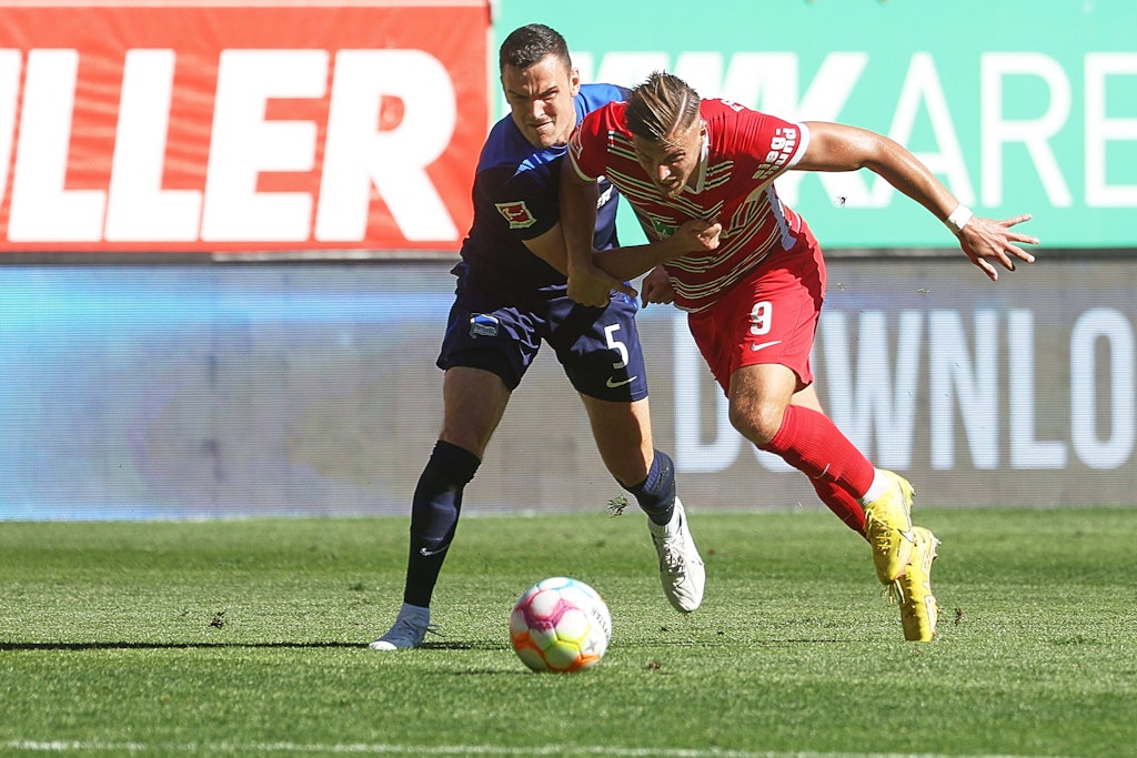 Verteidiger Filip Uremovic war in Augsburg kurz davor, in seinem vierten Hertha-Spiel den zweiten Platzverweis zu kassieren.