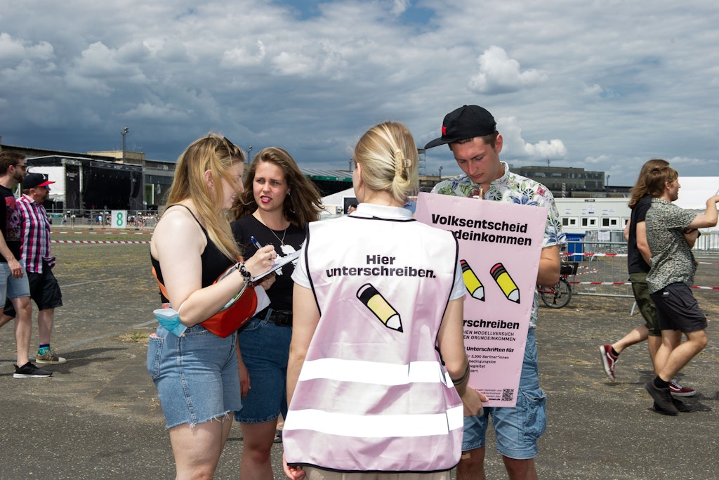 Die Initiative Expedition Grundeinkommen warb auch auf dem Tempelhofer Feld um Unterschriften.
