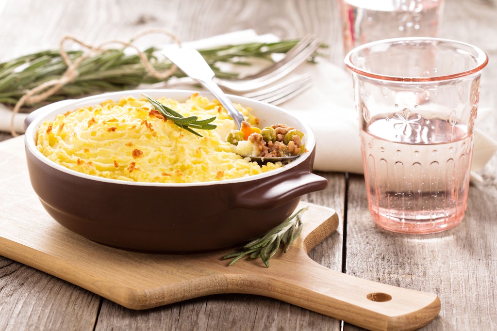 Haben Sie schon einmal einen Sheperd's Pie zubereitet? Für diesen leckeren Kartoffelauflauf wird würziges Hackfleisch mit Kartoffelpüree überbacken.