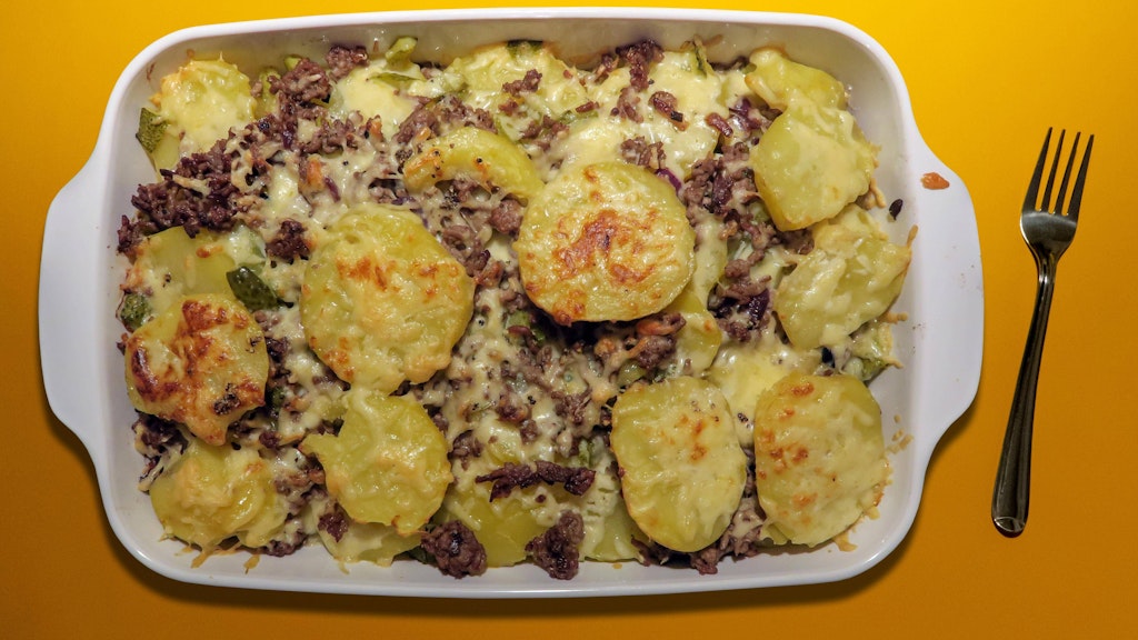 Das Rezept für Kartoffel-Auflauf mit Hackfleisch ist super simpel, schnell gemacht und total lecker.