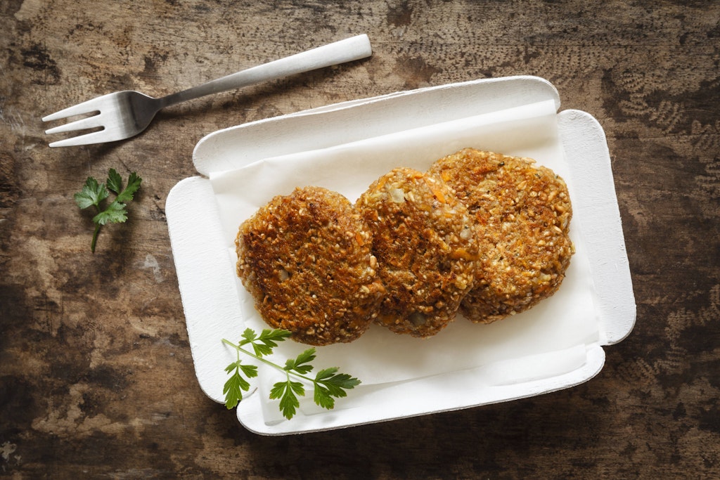 Die leckeren Haferflocken-Schnitzel sind lecker, gesund und günstig. Das Rezept ist gar nicht schwer.