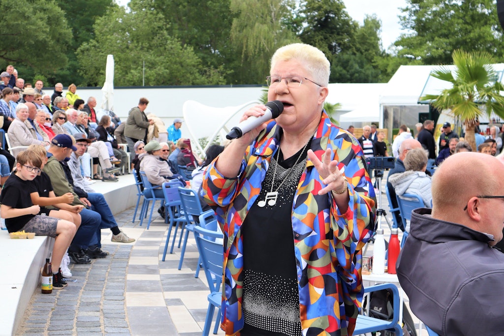 Marika Born im Outfit von Henne: Wie hier auf der Bühne der Landesgartenschau in Beelitz erinnert die Sängerin an die unvergessene Helga Hahnemann. Die bunte Bluse stammt übrigens aus Hennes Kostümfundus.