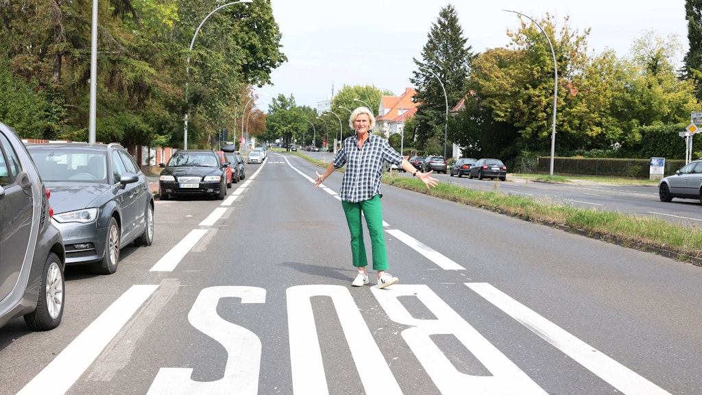 Viel Platz auf der Clayallee und wenig Grund für eine extra Busspur, findet Anwohnerin Dorothee (58). 