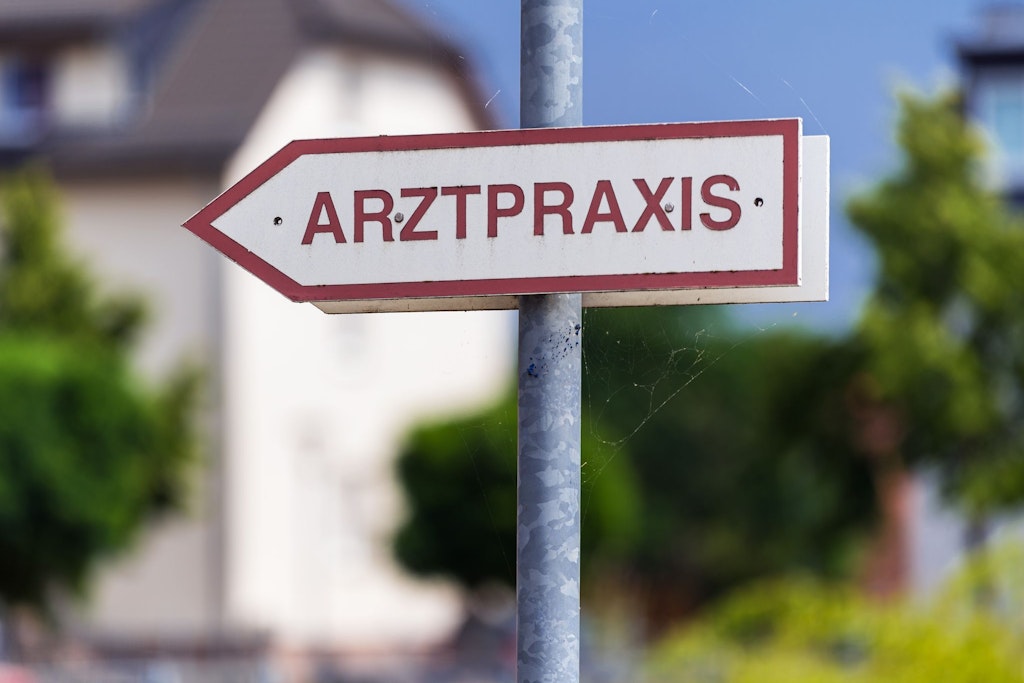In Berlin könnte für so manchen Patienten der Weg in eine Arztpraxis vor einer verschlossenen Tür enden (Symbolbild). 