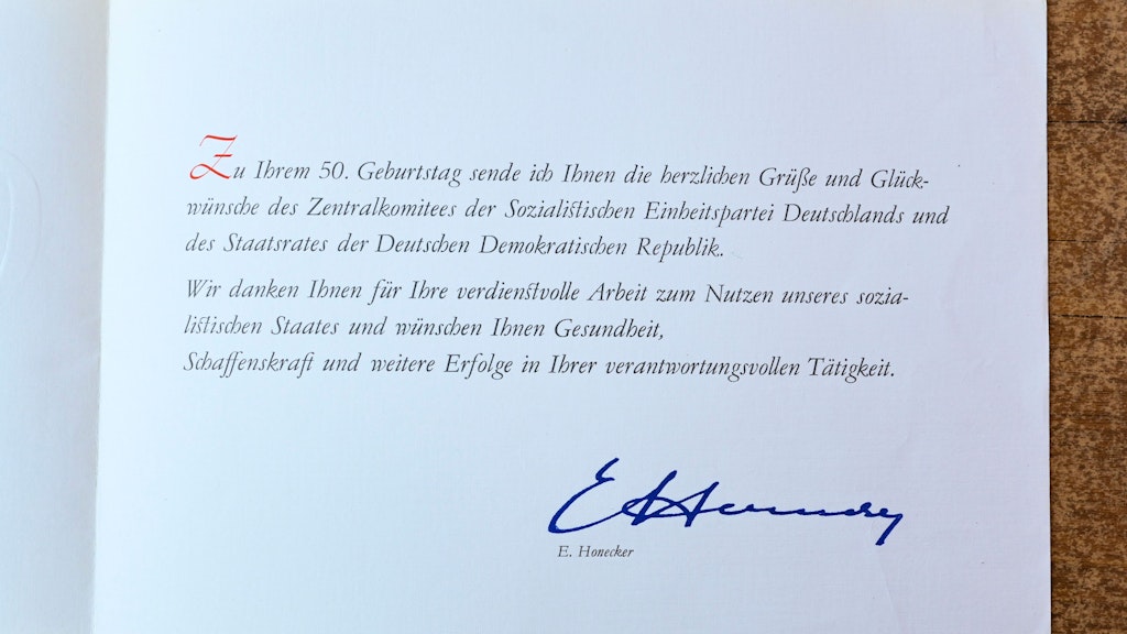 Diese Glückwunschkarte von Erich Honecker bekam Helga Hahnemann zu ihrem 50. Geburtstag.
