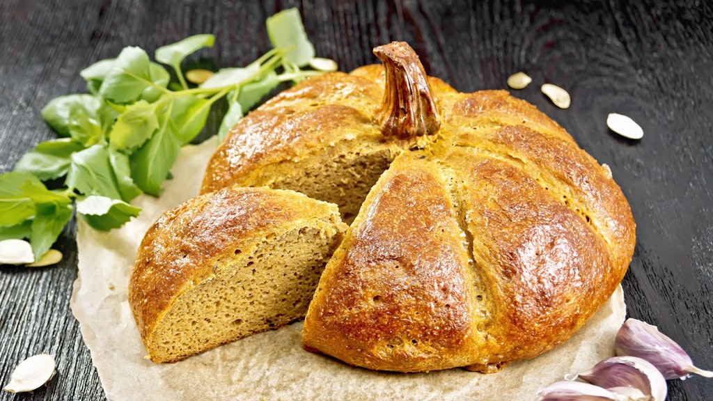 Ein Kürbisbrot in Form eines Kürbis.