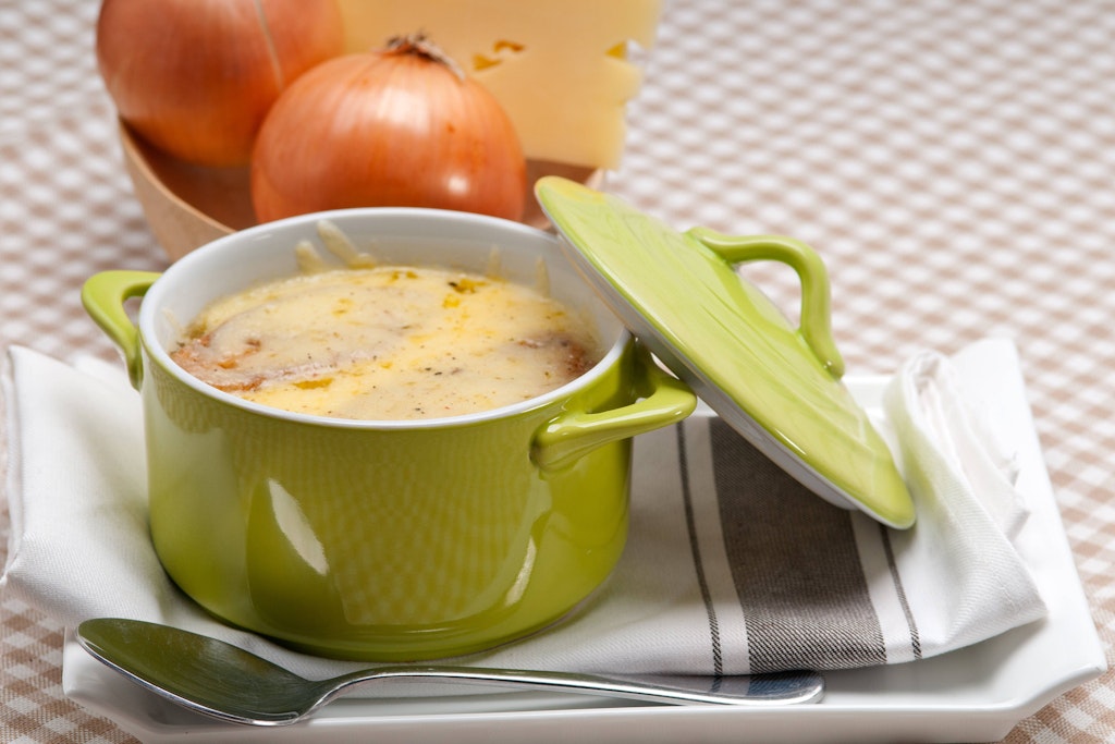 Die leckere Zwiebelsuppe kann man sehr hübsch in kleinen Suppentöpfchen mit Deckeln servieren. 