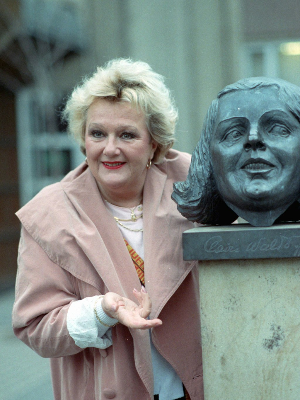 Helga Hahnemann bei der Enthüllung der Claire-Waldoff-Büste vor dem Friedrichstadt-Palast im April 1990.