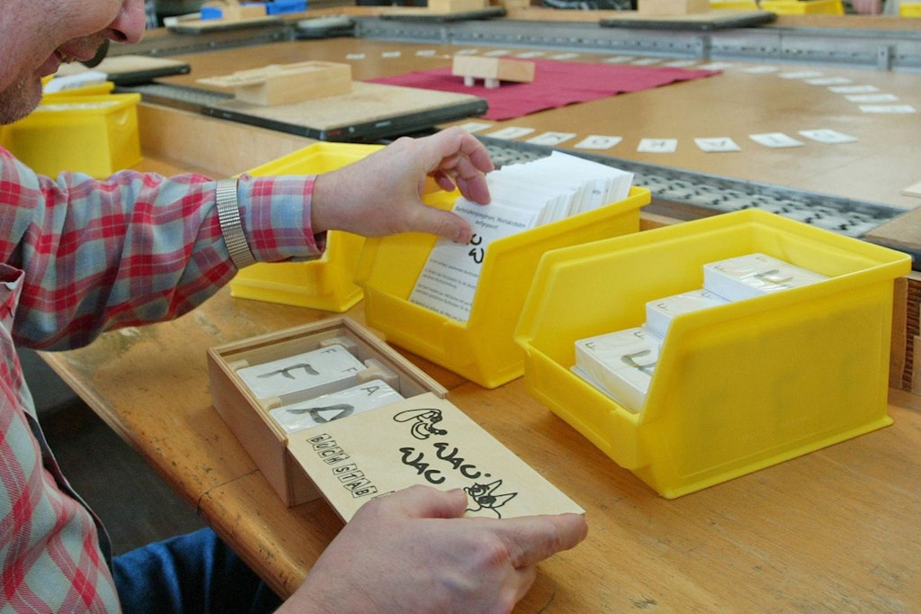 Ein Mitarbeiter der Lebenshilfe Werkstätten der Diakonie Neuendettelsau in Obernzenn. Der Mindestlohn steigt im Oktober auf 12 Euro - jedoch nicht in Behindertenwerkstätten. Dort wird im Schnitt für 1,50 Euro die Stunde gearbeitet. 