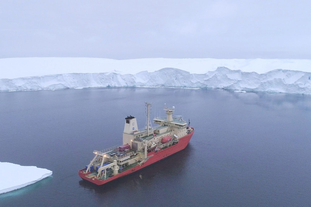 Ein Forschungsschiff liegt vor der Eisfront des Thwaites-Gletschers.