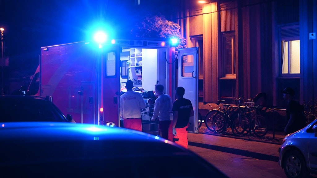 Aus großer Höhe sind zwei Artisten im Friedrichstadtpalast abgestürzt. Am späten Abend war die Berliner Feuerwehr mit mehreren Rettungswagen, einem Notarzt und einem Gerätewagen im Einsatz.