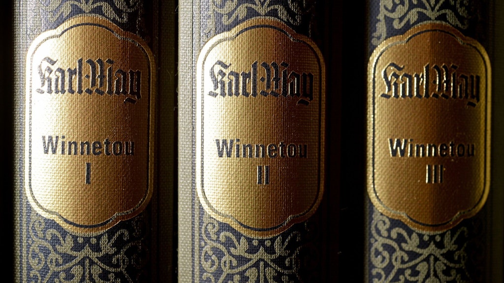 Die „Winnetou“-Bücher in einem Regal des Karl-May-Verlags - sollen sie nun wieder verschwinden? Ebener/dpa