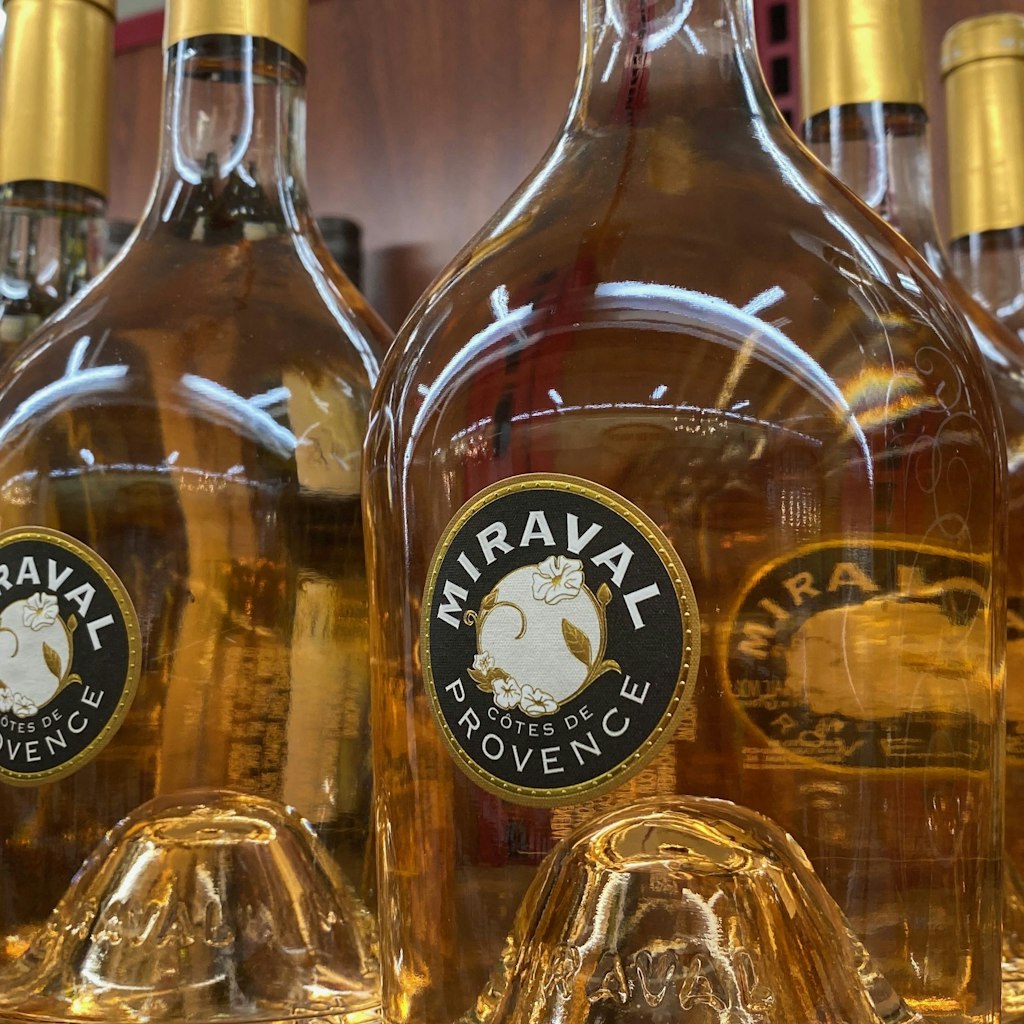 Flaschen des Jolie-Pitt-Weingutes Chateau Miraval Cotes de Provence in Frankreich