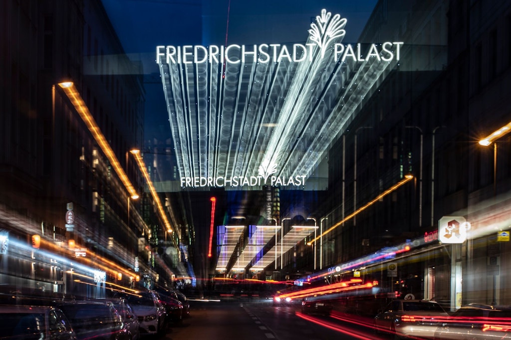 „Friedrichstadt-Palast“ steht in leuchtenden Buchstaben über dem Haupteingang des Gebäudes.