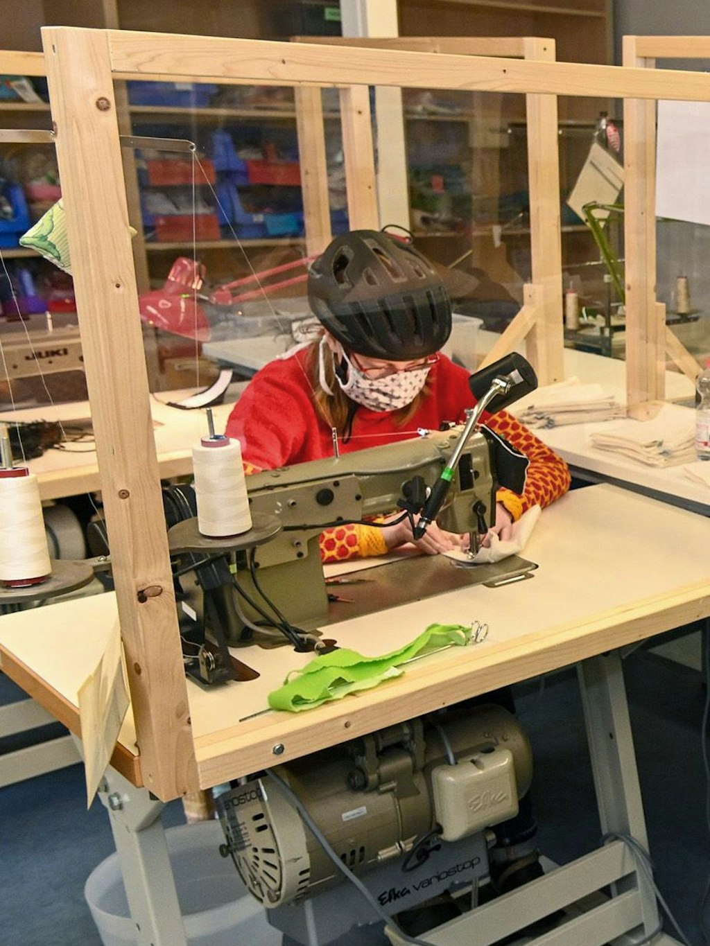 Arbeitsplatz in der Betheler Textilwerkstatt in Bielefeld. Harte Arbeit, wenig Lohn in Behindertenwerkstätten. 