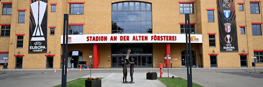 Die Zeichen der Zeit: Die Alte Försterei macht sich hübsch für ihre Europapokal-Premiere.