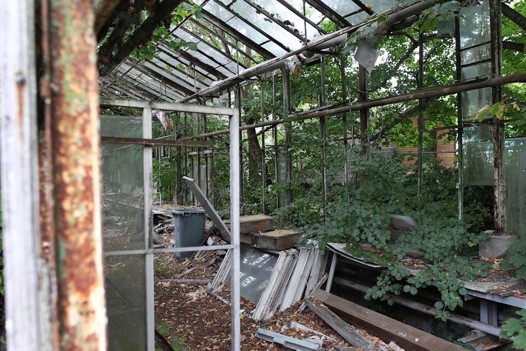 Der 34 Hektar große Park mit verfallenen Gewächshäusern steht zu großen Teilen unter Landschaftsschutz und auch seit 1994 unter Denkmalschutz. Er wurde 1909 als Schulgarten und Gärtnerei der Stadt Berlin bei Blankenfelde gegründet.