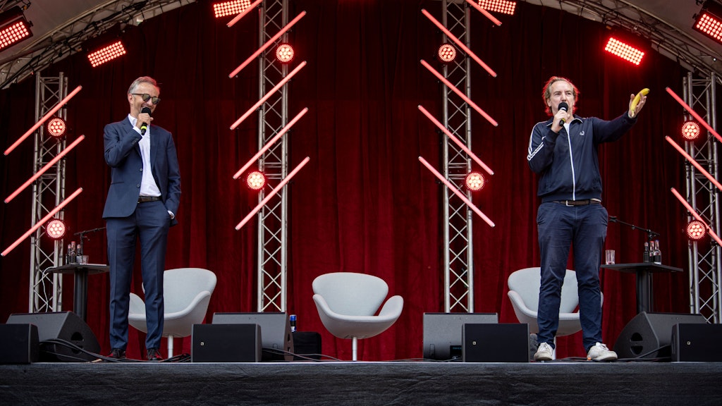 Jan Böhmermann und Olli Schulz bei der Aufzeichnung ihres Podcasts vor Publikum in Berlin.