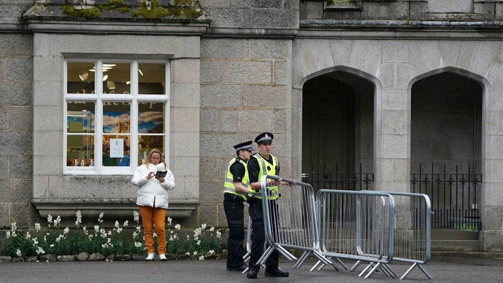 Am Landsitz der Queen in Balmoral werden Absperrgitter aufgestellt.