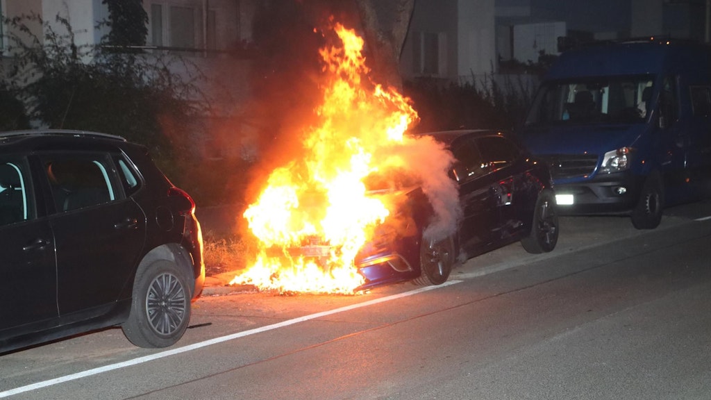 Ein Renault brannte in Alt-Treptow.