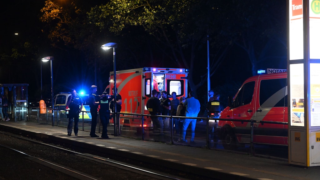 Ein junger Mann wurde in Fennpfuhl ausgeraubt und kam verletzt ins Krankenhaus.