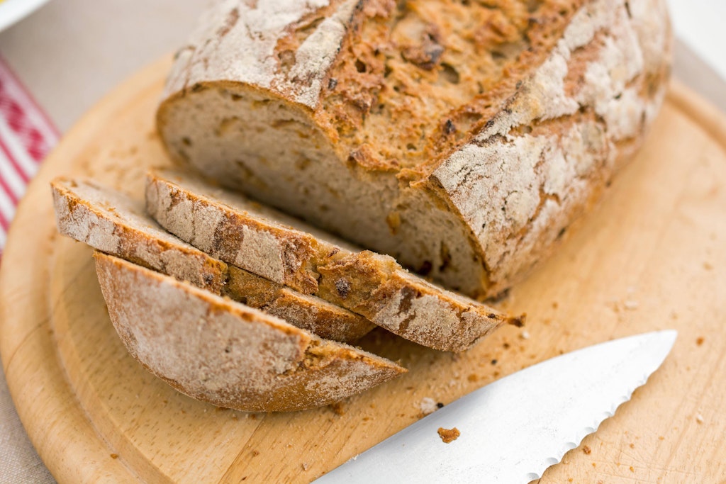 Das leckere Zwiebel-Schinken-Brot kann man laut Rezept backen oder man fügt noch etwas Käse zum Teig hinzu – dann wird es noch würziger.