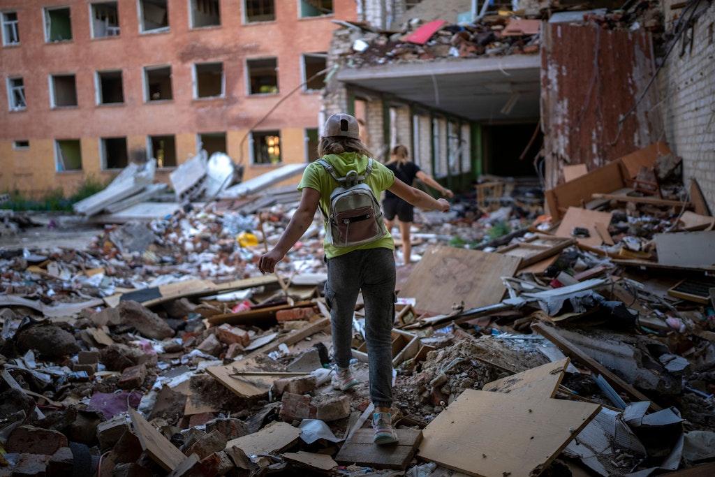 Schulmädchen balancieren über Trümmer ihrer zerbombten Schule Tschernihiw: Ukrainische Kinder werden zu Opfern und sollen massenhaft nach Russland entführt worden sein.