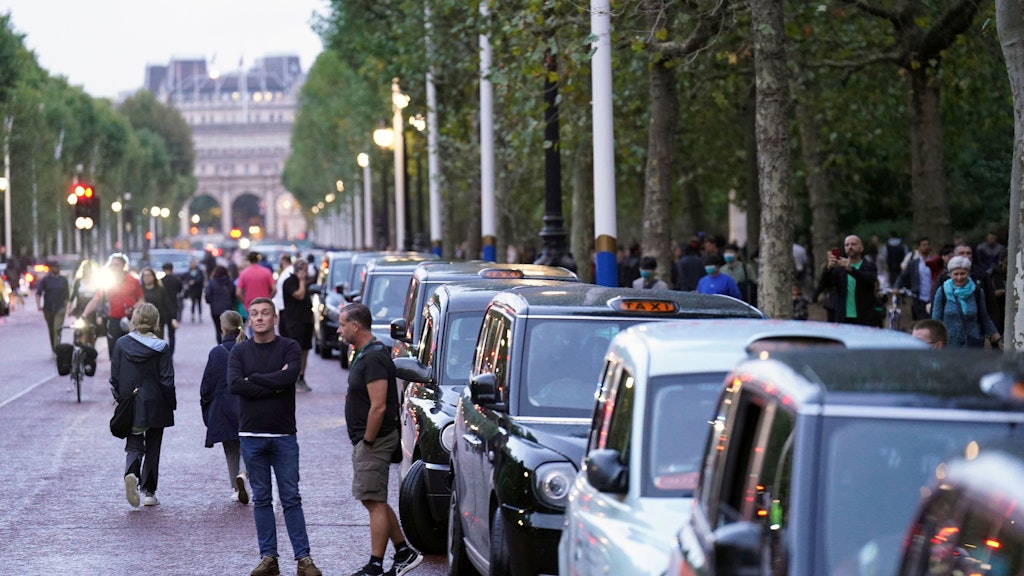 Taxi-Fahrer versammeln sich an der Straße „The Mall“ am Buckingham-Palast, um der verstorbenen Königin ihren Respekt zu erweisen. 