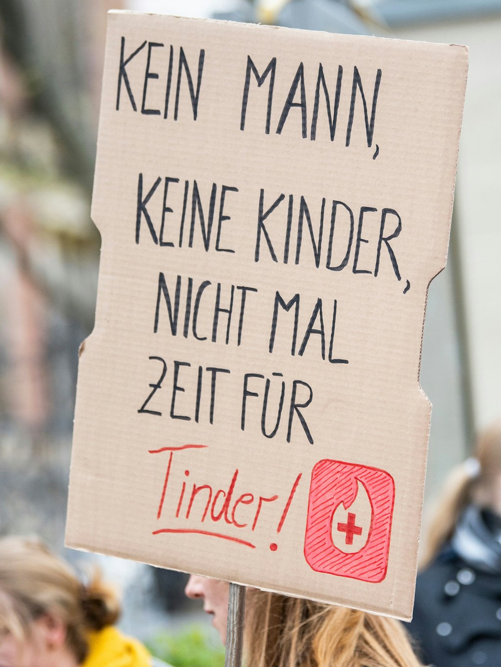 Ein Schild mit der Aufschrift „Kein Mann, keine Kinder, nicht mal Zeit für Tinder!“ ist auf einer Demonstration der Berliner Krankenhäuser für ausreichende Krankenhausinvestitionen zu sehen.