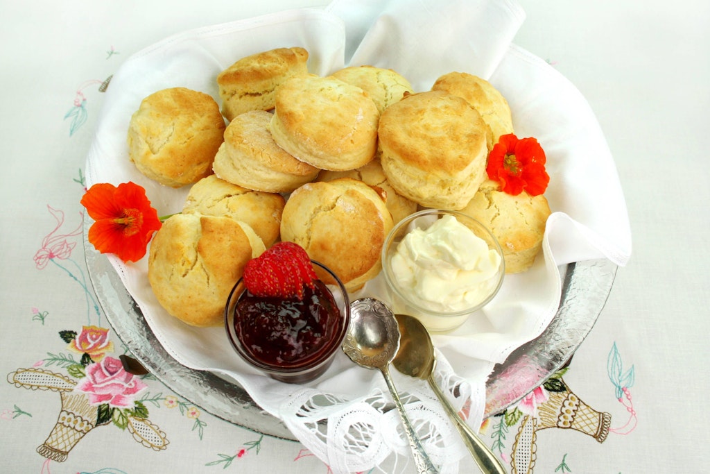 Scones mit Marmelade und Clotted Cream