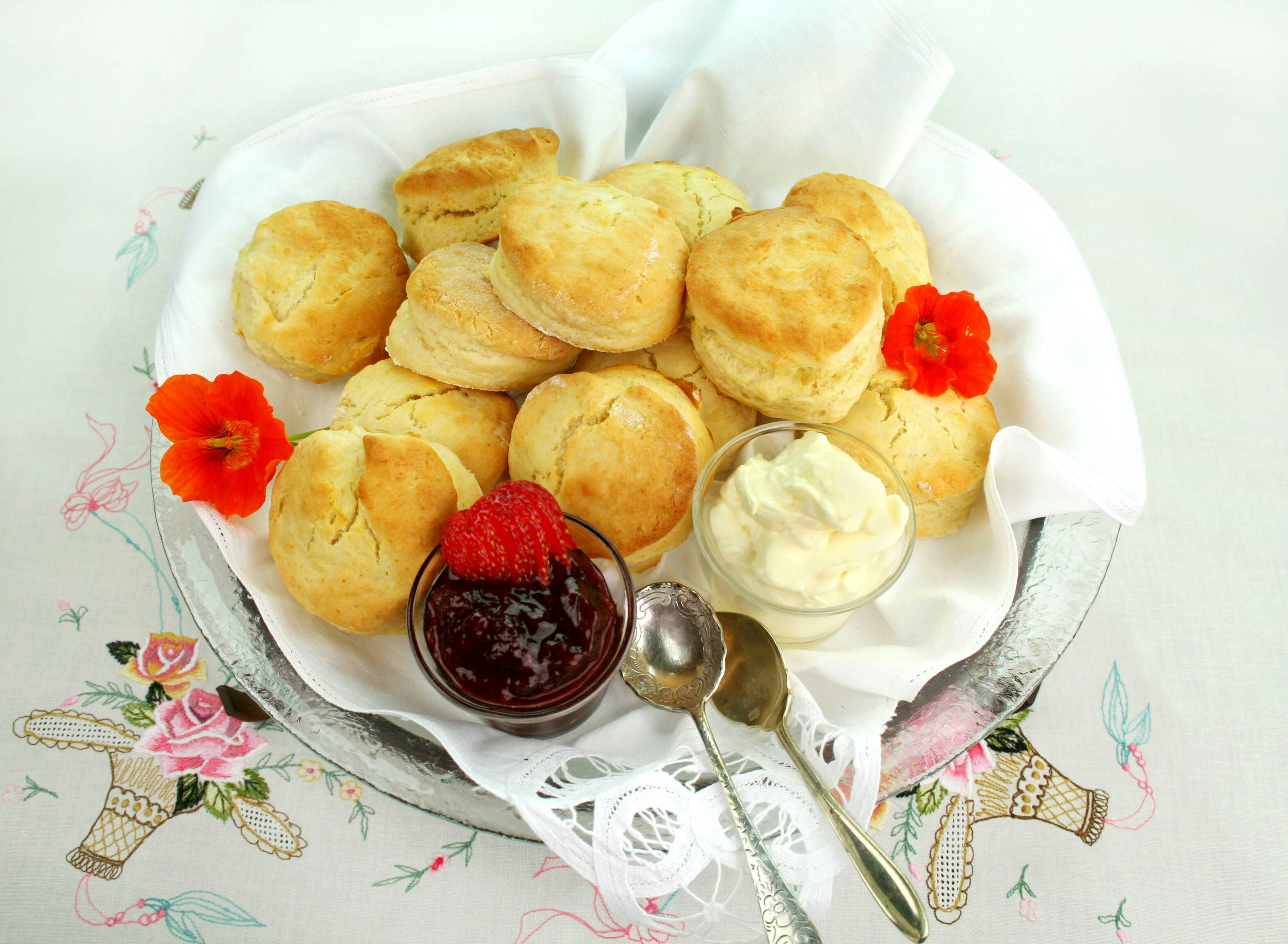 Scones mit Clotted Cream: Tea Time zu Ehren der verstorbenen Königin ...