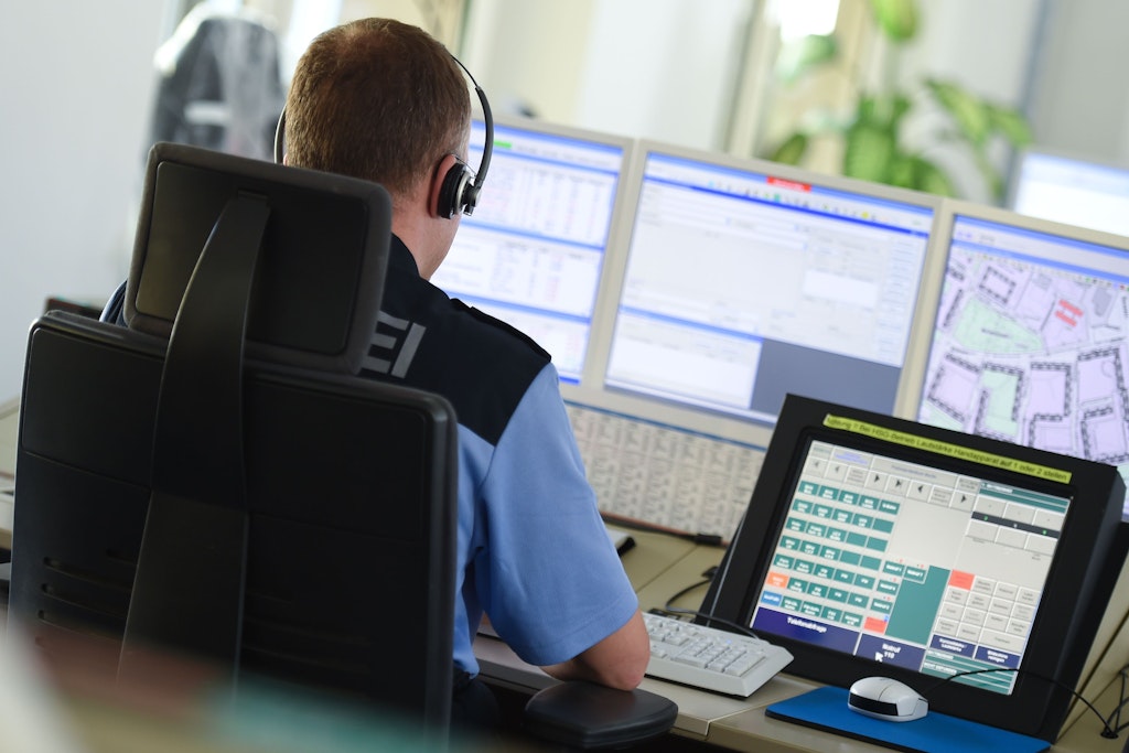 Blick in die Einsatzzentrale der Berliner Polizei. 