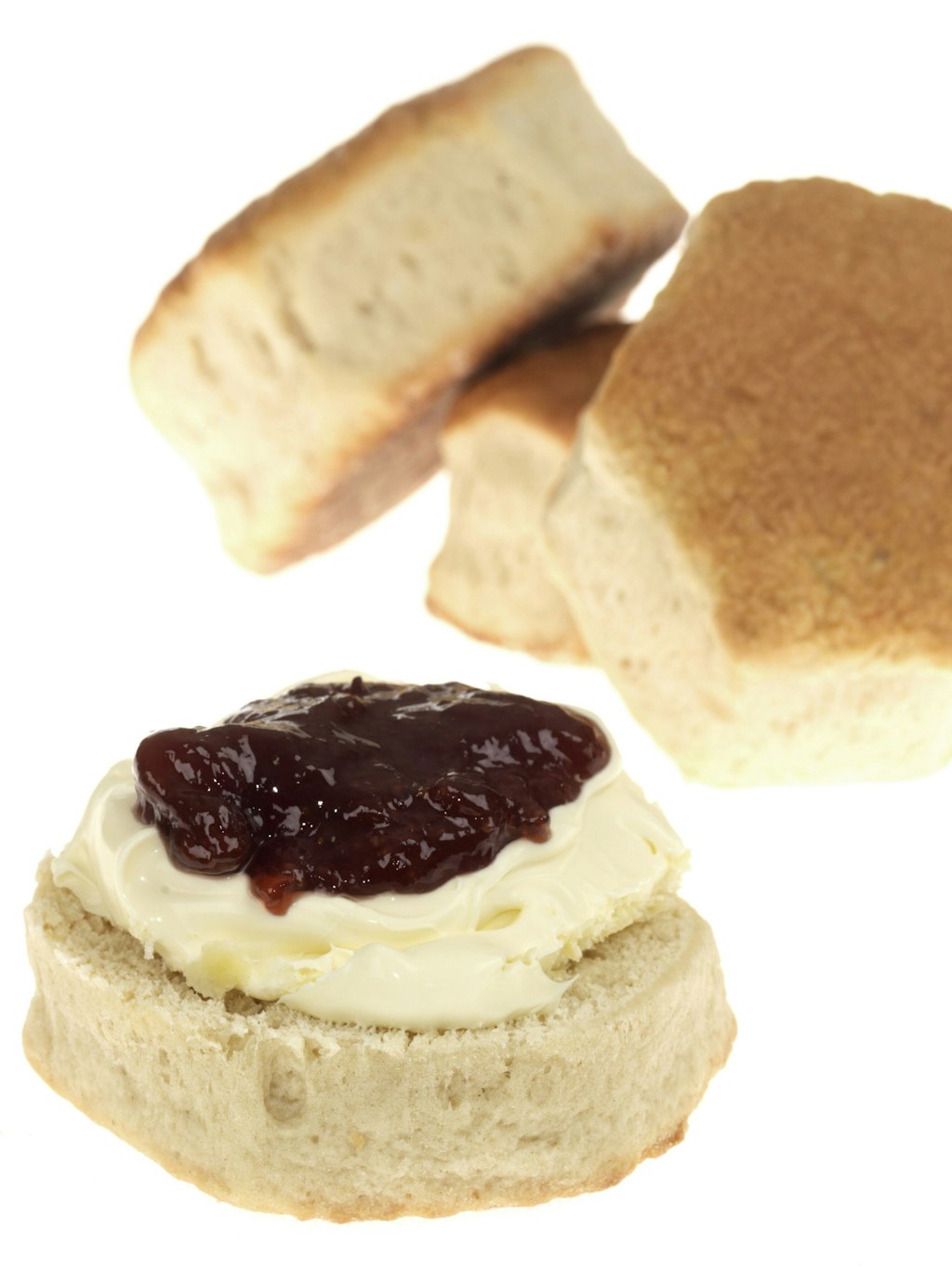 Die Queen liebte Scones mit Clotted Cream und Marmelade.