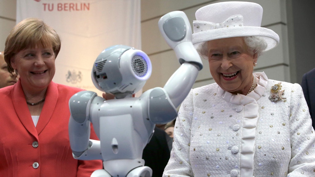 Im Juni 2015 bei einem Besuch der Technischen Universität. Die Queen lebte in einer sich schnell wandelnden Welt. Als sie Königin wurde, gab es weder Internet noch Handys und Roboter. 
