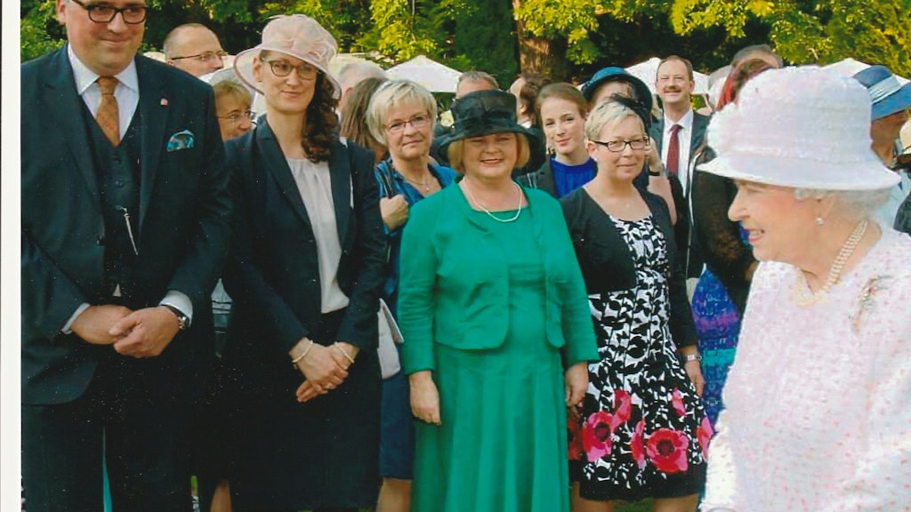 KURIER-Leserin Ingrid Baitz kam 2015 im grünen Kleid zur Geburtstagsparty der Queen, durfte die Monarchin ganz nah erleben.