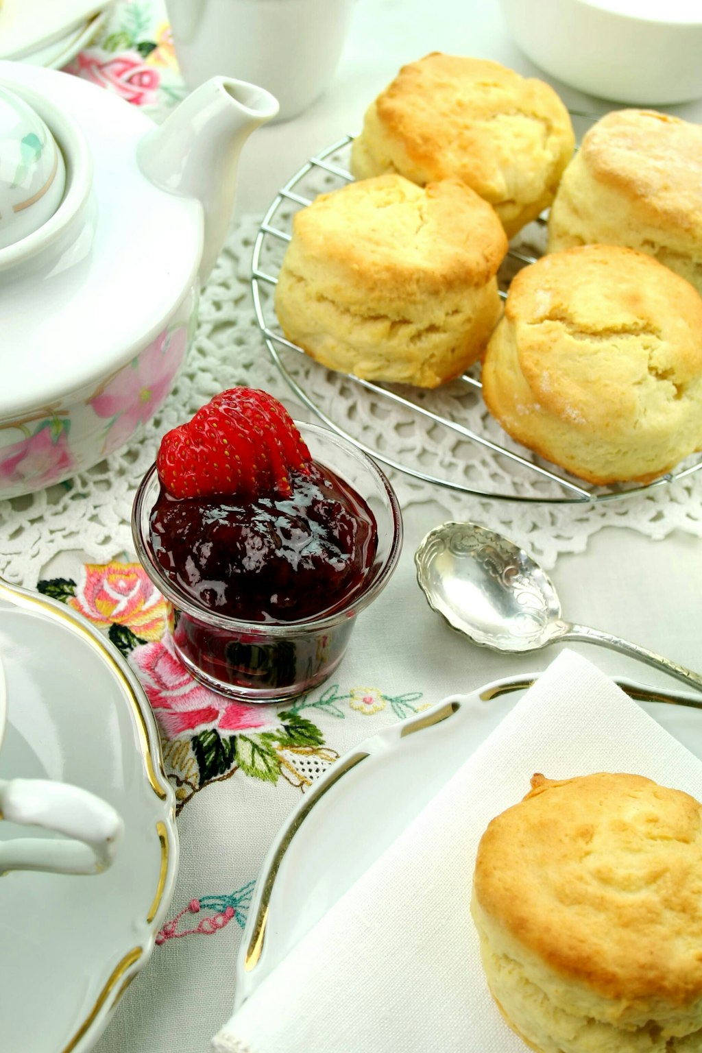 Scones werden traditionell zum Nachmittagstee gereicht.