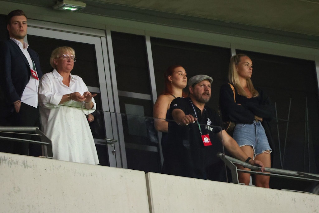Kölns gesperrter Trainer Steffen Baumgart - links seine Frau Katja, hinter ihm seine Töchter Fiona und Emilia - musste von einem Tribünenplatz auf die Krawalle schauen.