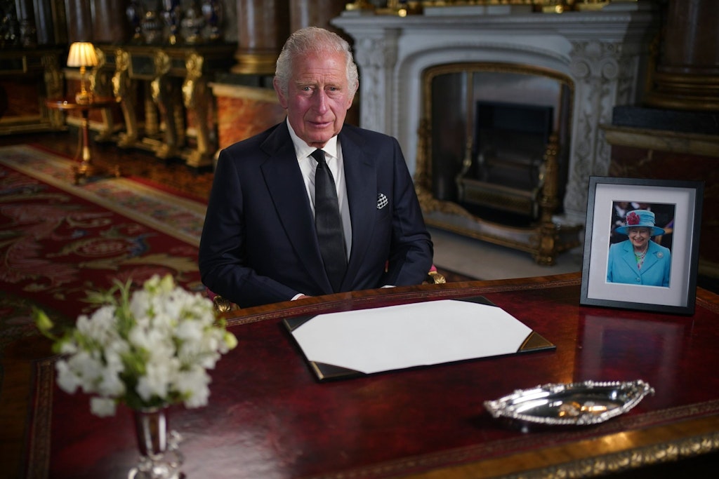 Tränen in den Augen: Der britische König Charles III. hält nach dem Tod von Königin Elisabeth II. seine erste Ansprache an die Nation.