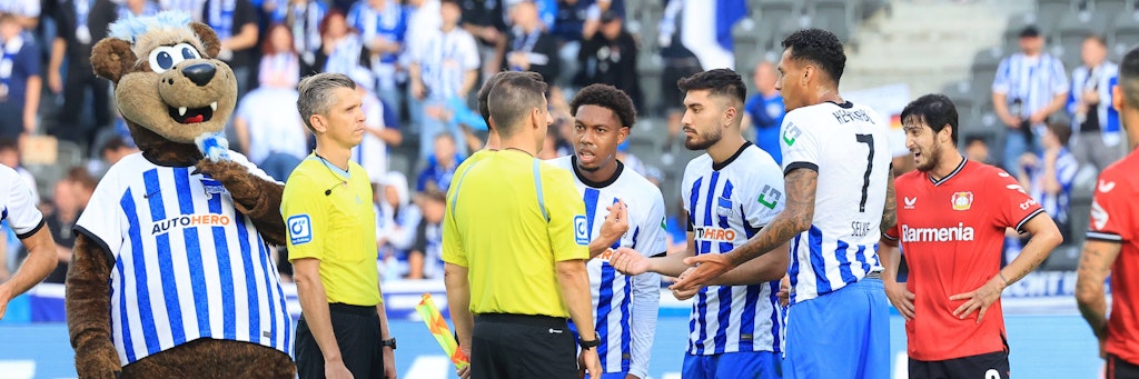 Auch Herthinho blickt nicht mehr durch: Das Handspiel und der Videobeweis sorgten beim Hertha-Spiel gegen Leverkusen nach Abpfiff für Diskussionen. 