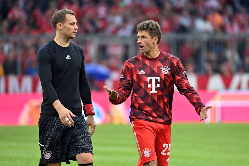 Die Bayern-Stars Manuel Neuer und Thomas Müller diskutieren nach dem Schlusspfiff, wie es zu diesem Unentschieden kommen konnte - trotz zweimaliger Führung.